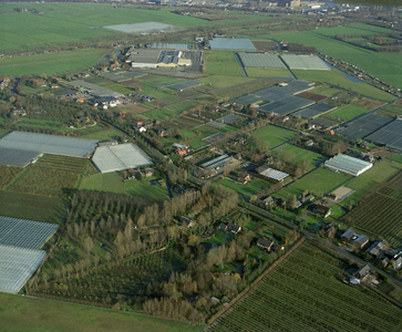 805968 Luchtfoto van het tuinbouwgebied met kassen aan 't Zand te Vleuten (gemeente Vleuten-De Meern).N.B. De gemeente ...